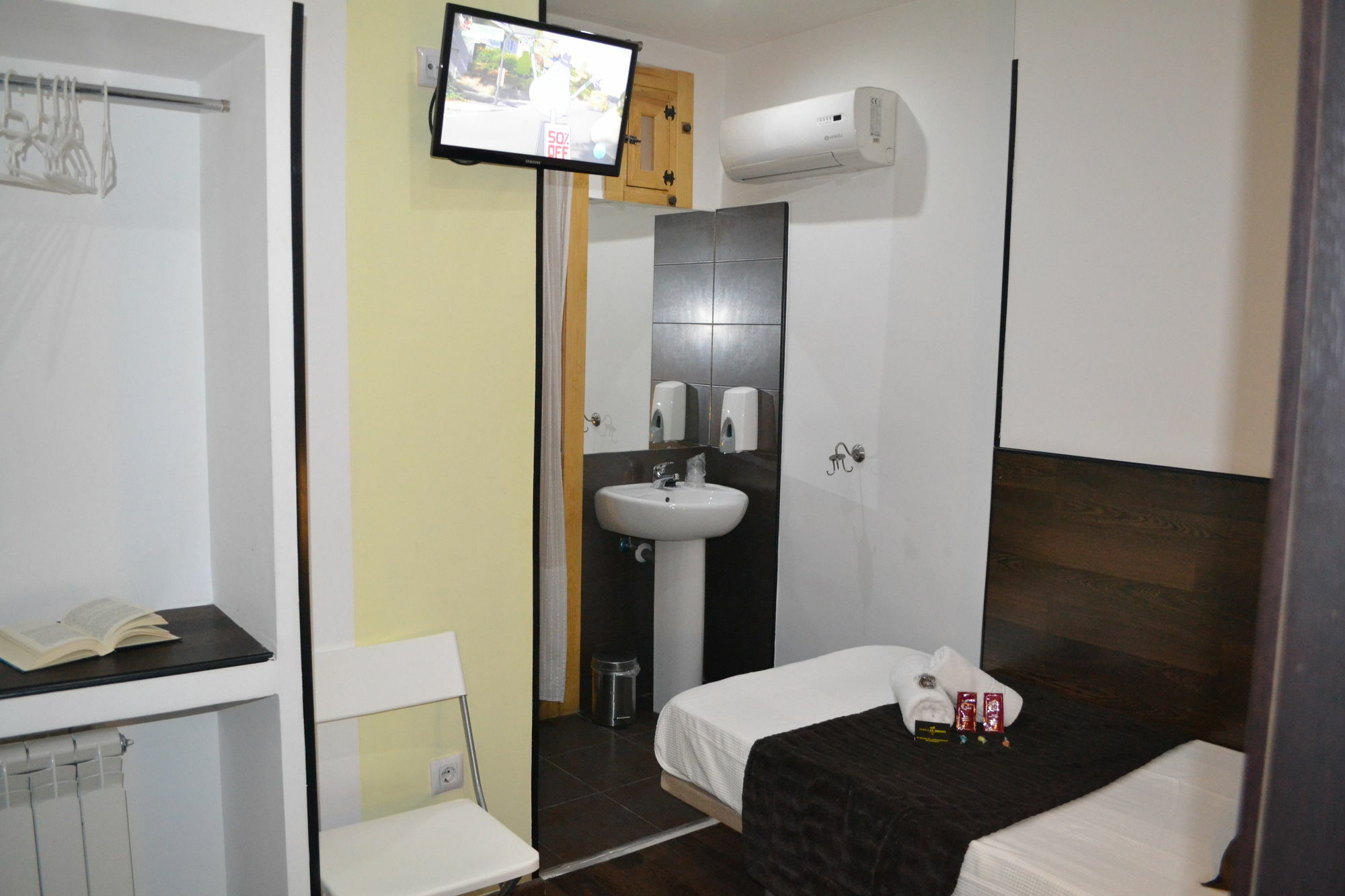 Hostal El Brezo Madrid Exterior photo