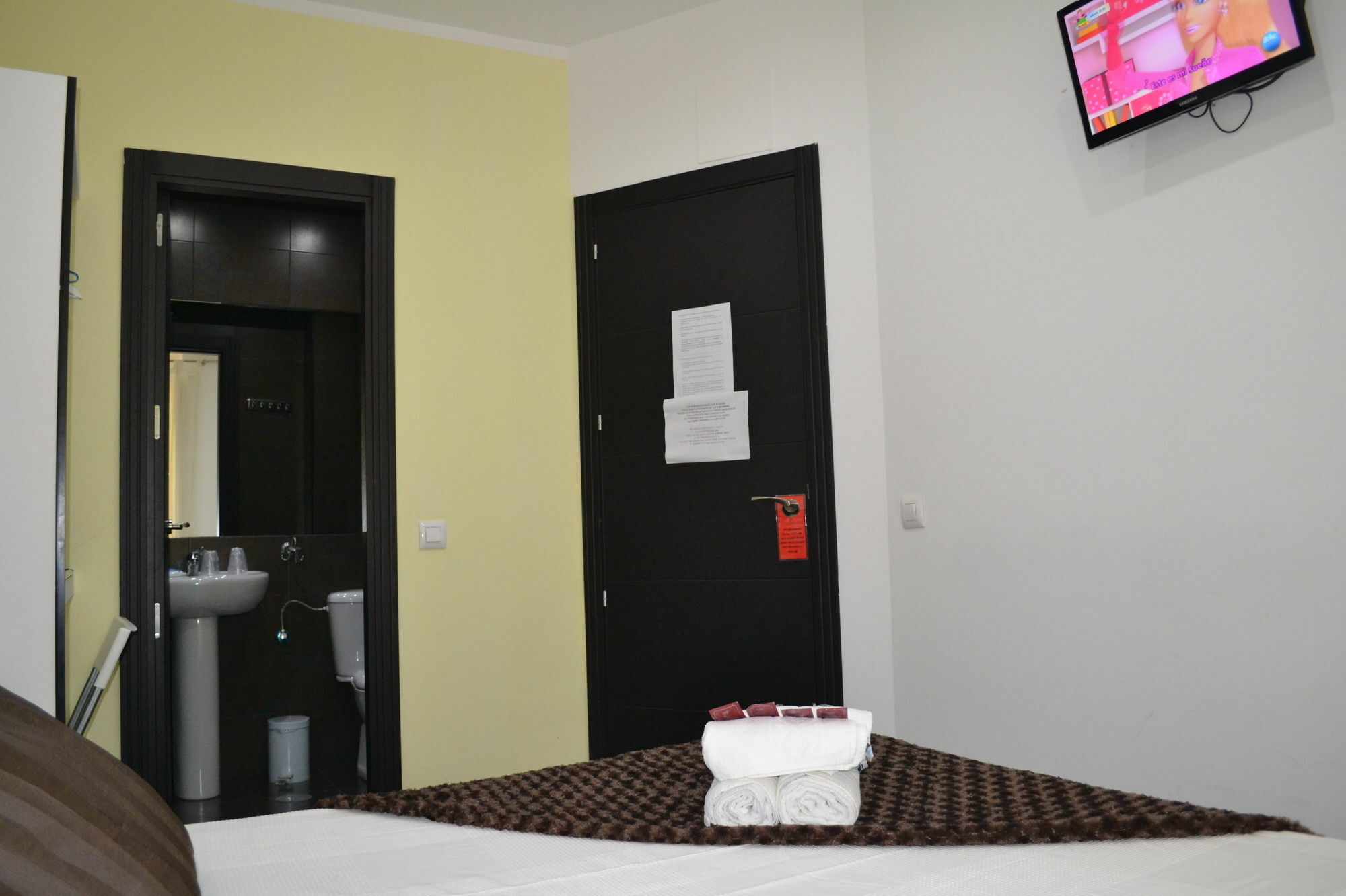 Hostal El Brezo Madrid Exterior photo