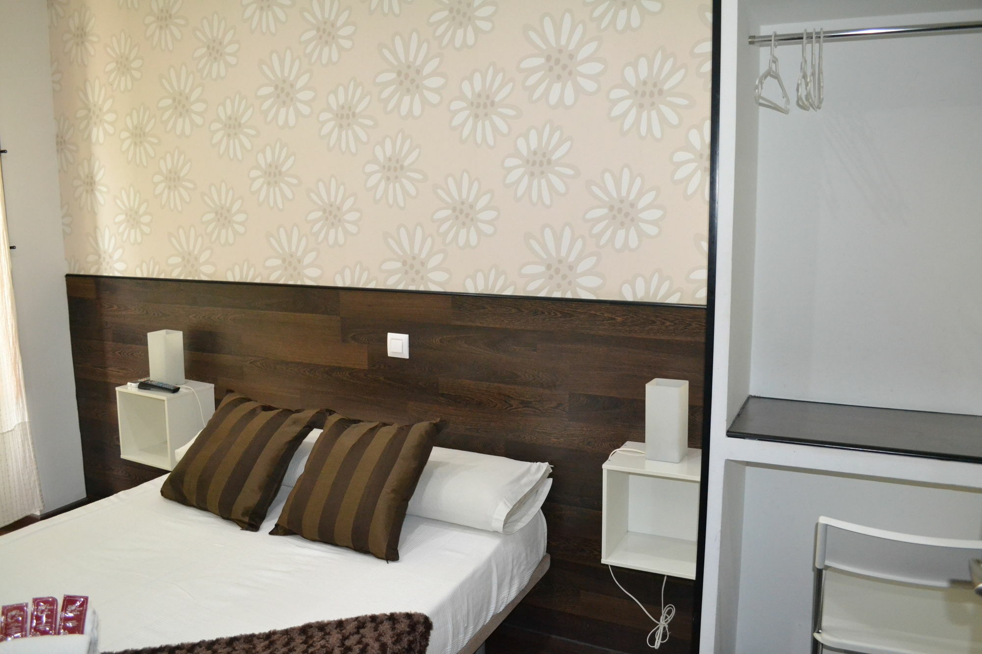 Hostal El Brezo Madrid Exterior photo