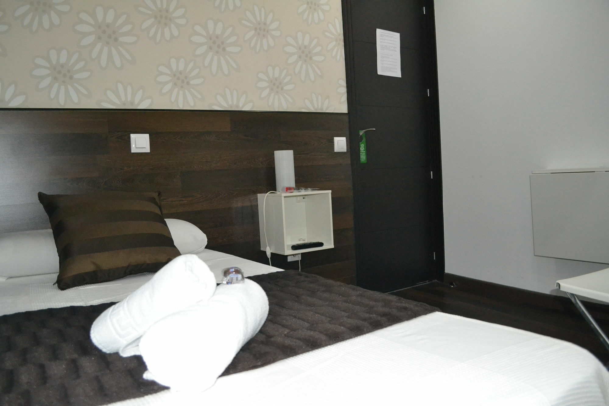 Hostal El Brezo Madrid Exterior photo