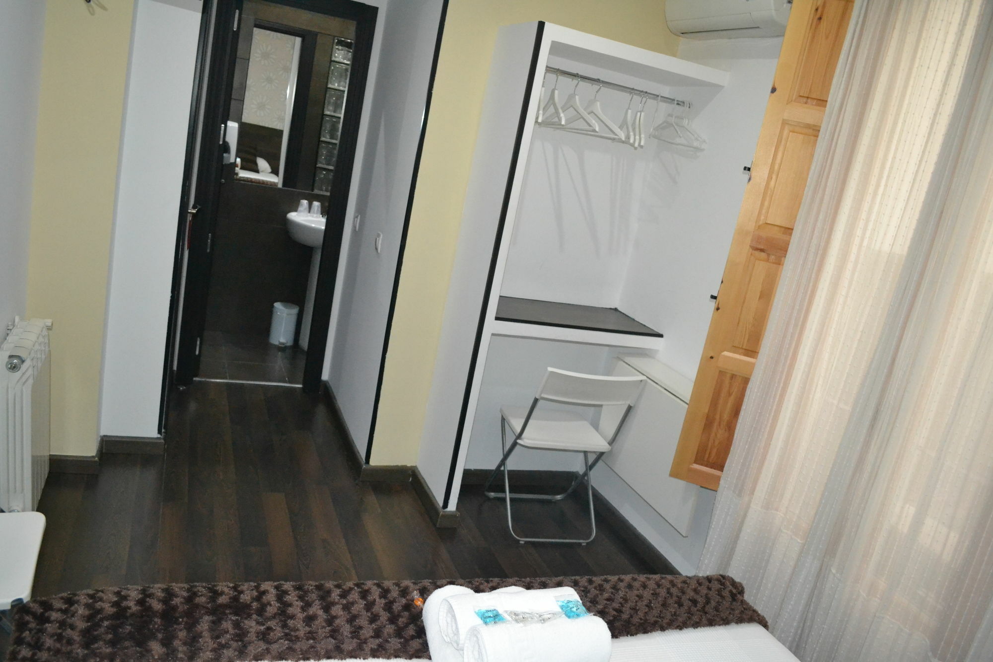 Hostal El Brezo Madrid Exterior photo